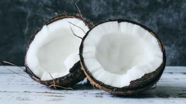 El coco es una de las frutas con más calorías / Tijana Drndarski en UNSPLASH