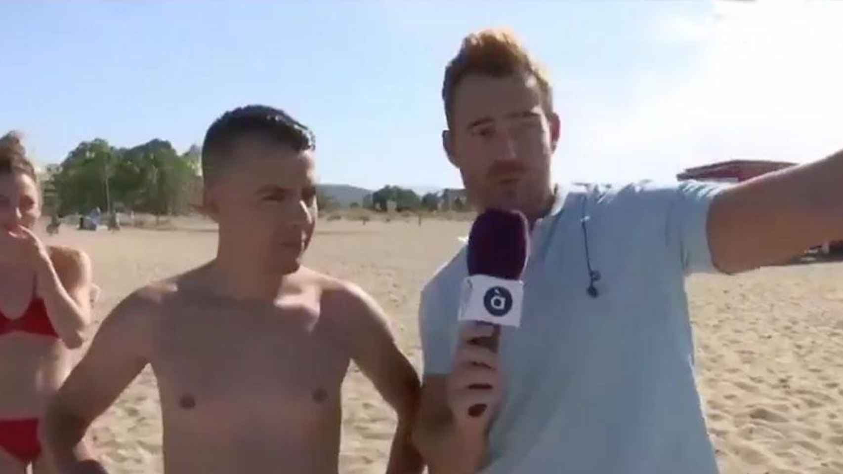 El reportero y el bañista que critica las playas de Valencia / @APUNT_APALA