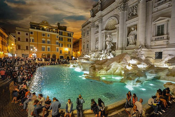 Turistas haciendo rituales de amor en la Fontana di Trevi / PIXABAY