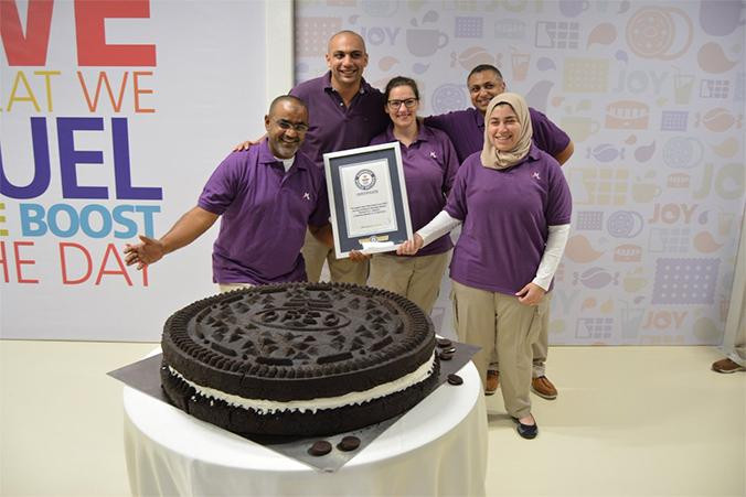 Empleados de Mondelez posan con la galleta y con el certificado de Guinness World Records / GUINNESS WORLD RECORDS