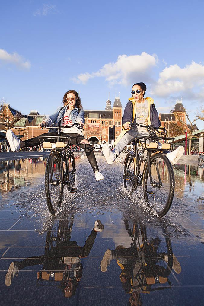 Dos turistas paseando en bicicleta / GENERATOR HOSTELS