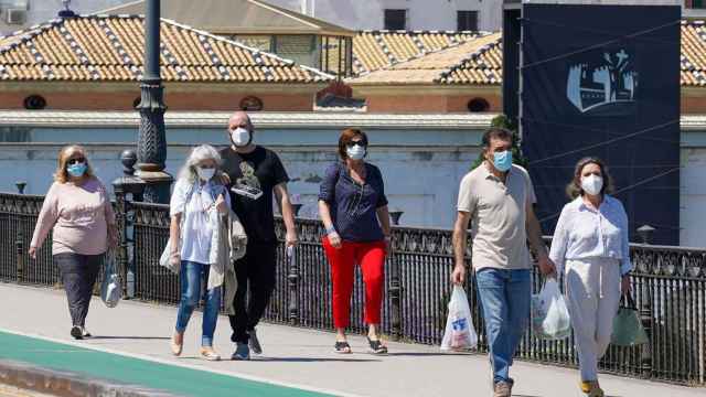 Ciudadanos con mascarilla por la pandemia del Covid 19 / EP