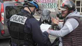 Un policía de París detiene a un motorista tras el confinamiento decretado por Emmanuel Macron / EP