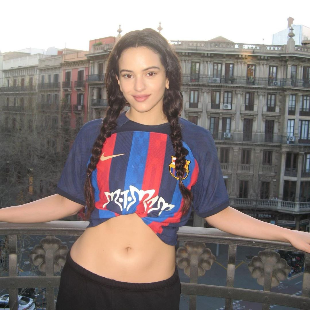 Rosalía, posando con su nueva camiseta especial del FC Barcelona / FCB