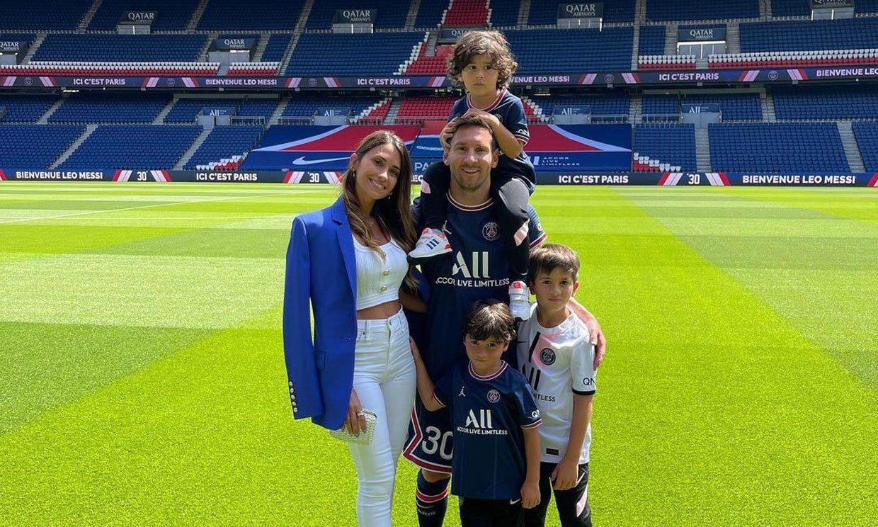 Messi con sus hijos en el campo del PSG / Redes