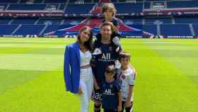 Messi con sus hijos en el campo del PSG / Redes