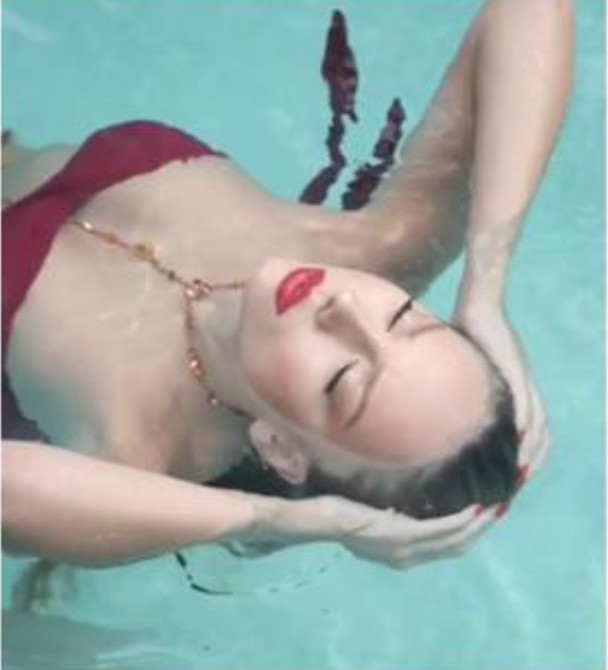Ester Expósito en la piscina