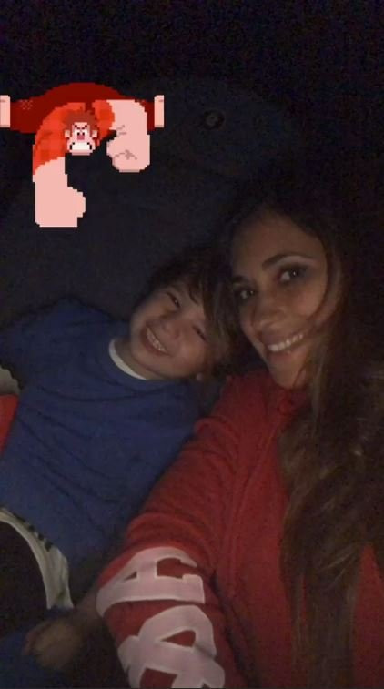 Antonella Roccuzzo junto a Mateo Messi viendo una película / Instagram