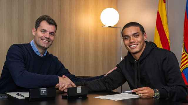 Joao Mendes, hijo de Ronaldinho, firmando su contrato con el Barça / FCB