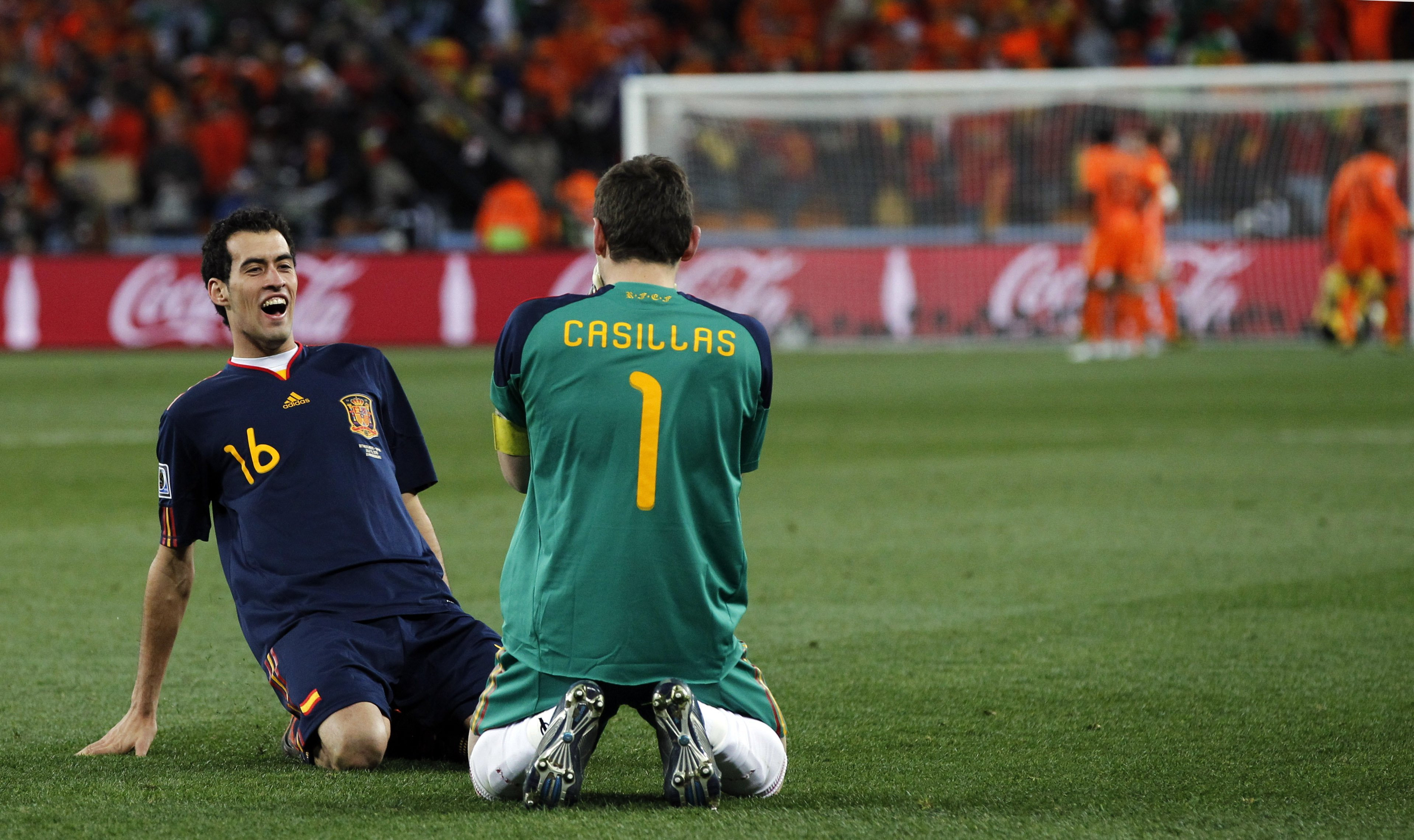 Busquets, celebrando con Casillas la victoria en el Mundial de 2010 | REDES