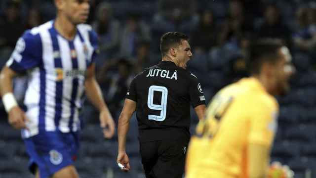 Jutglà celebra con euforia su gol contra el Oporto en la Champions League / EFE