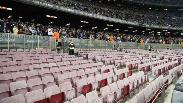 Asientos vacíos en el gol norte del Camp Nou en la zona de la grada de animación en el Barça-Cádiz / EFE
