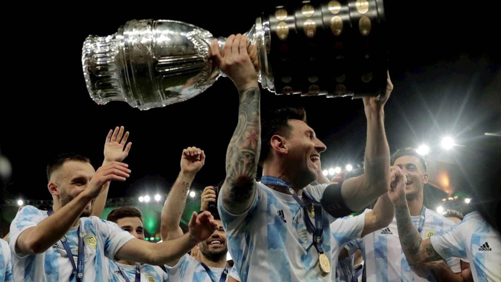Leo Messi levanta la Copa América de 2021 / EFE