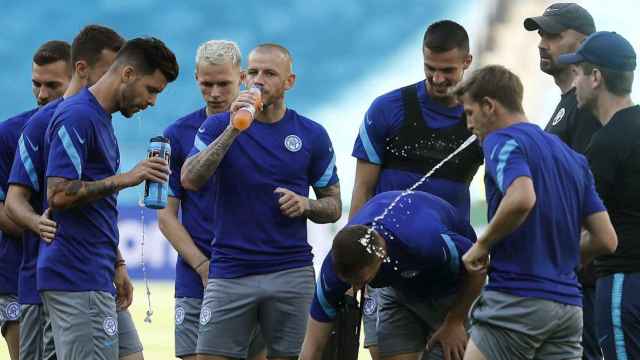 La selección eslovaca entrena antes del partido contra España / EFE