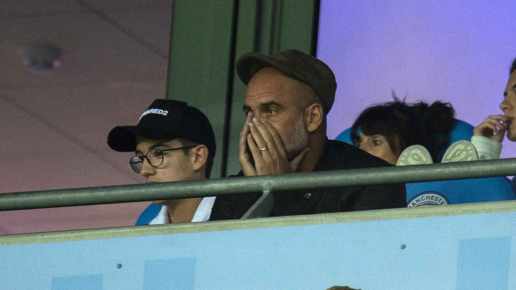 Una foto de Pep Guardiola observando al Manchester City desde el palco / EFE