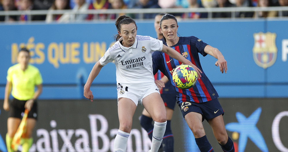 Ingrid Engen disputa el balón contra la delantera del Real Madrid, Caroline Weir / EFE