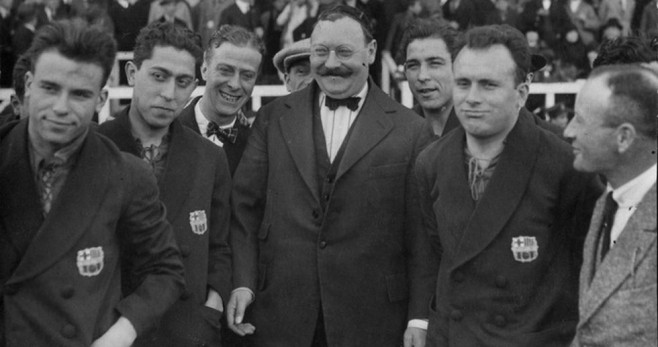 Hans Gamper, entre algunos de los primeros jugadores del FC Barcelona / ARCHIVO