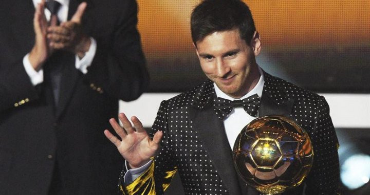 Messi posa con su cuarto Balón de Oro/ EFE