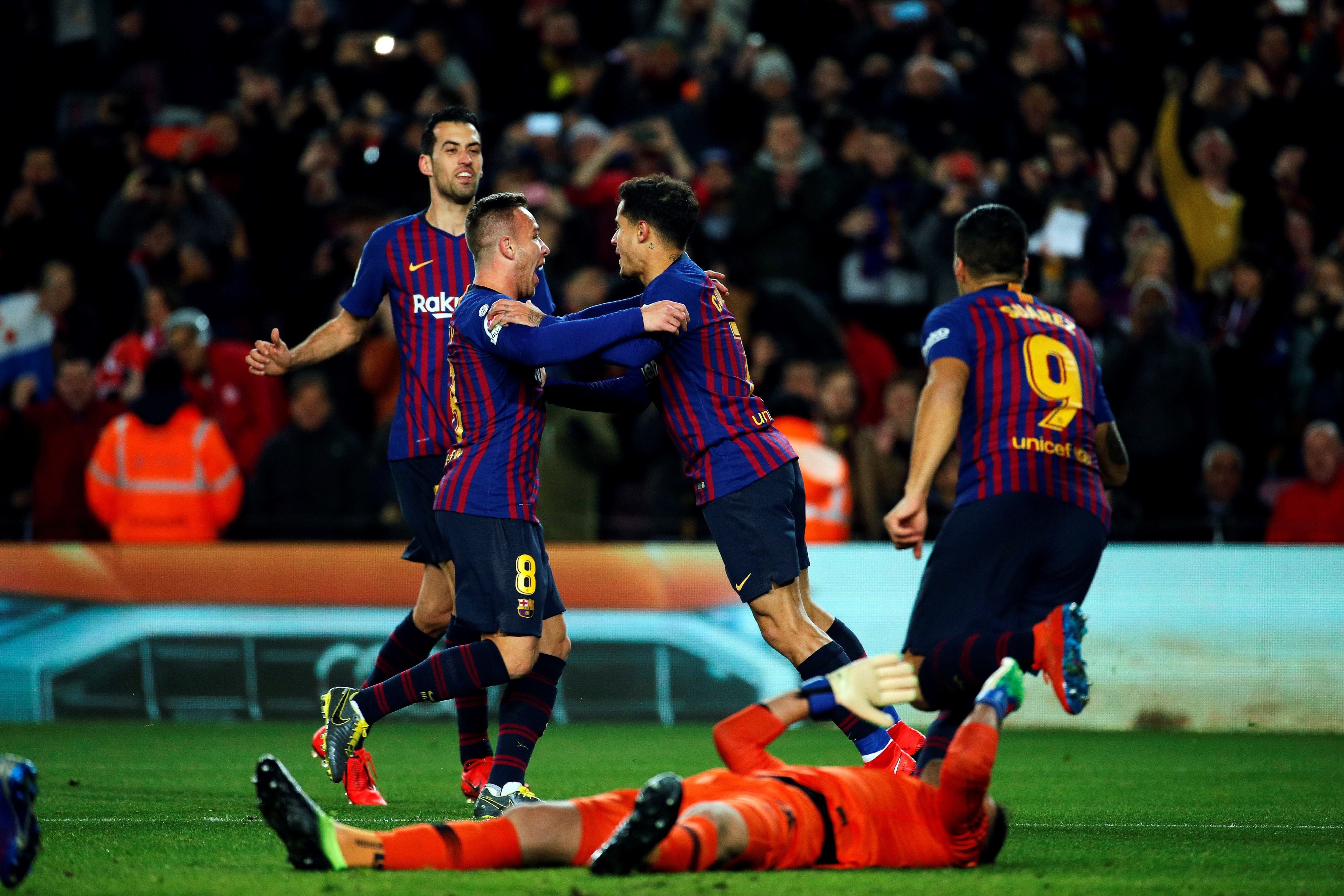 Los jugadores del Barça celebran el gol de Coutinho en la remontada contra el Sevilla / EFE