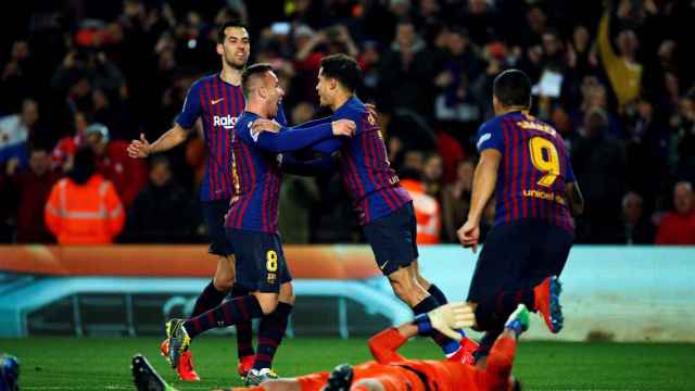 Los jugadores del Barça celebran el gol de Coutinho en la remontada contra el Sevilla / EFE