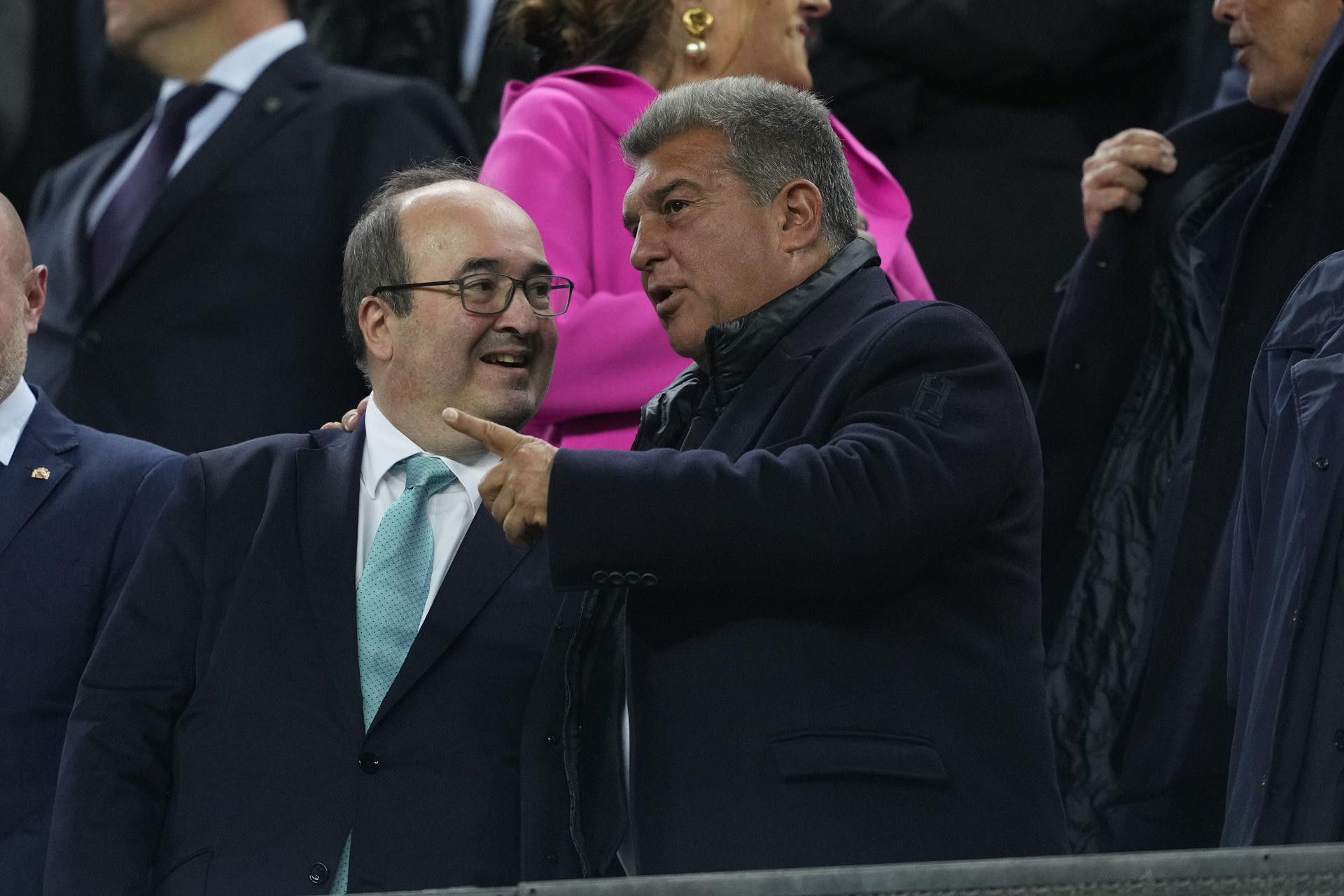 Joan Laporta y Miquel Iceta se saludan en el palco del Camp Nou durante el clásico de Copa / EFE