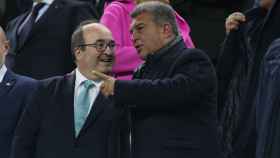 Joan Laporta y Miquel Iceta se saludan en el palco del Camp Nou durante el clásico de Copa / EFE