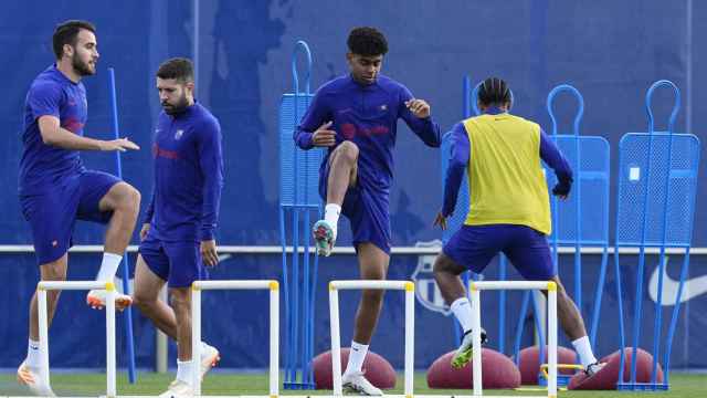 Lamine Yamal, durante un entrenamiento con el primer equipo del Barça / EFE