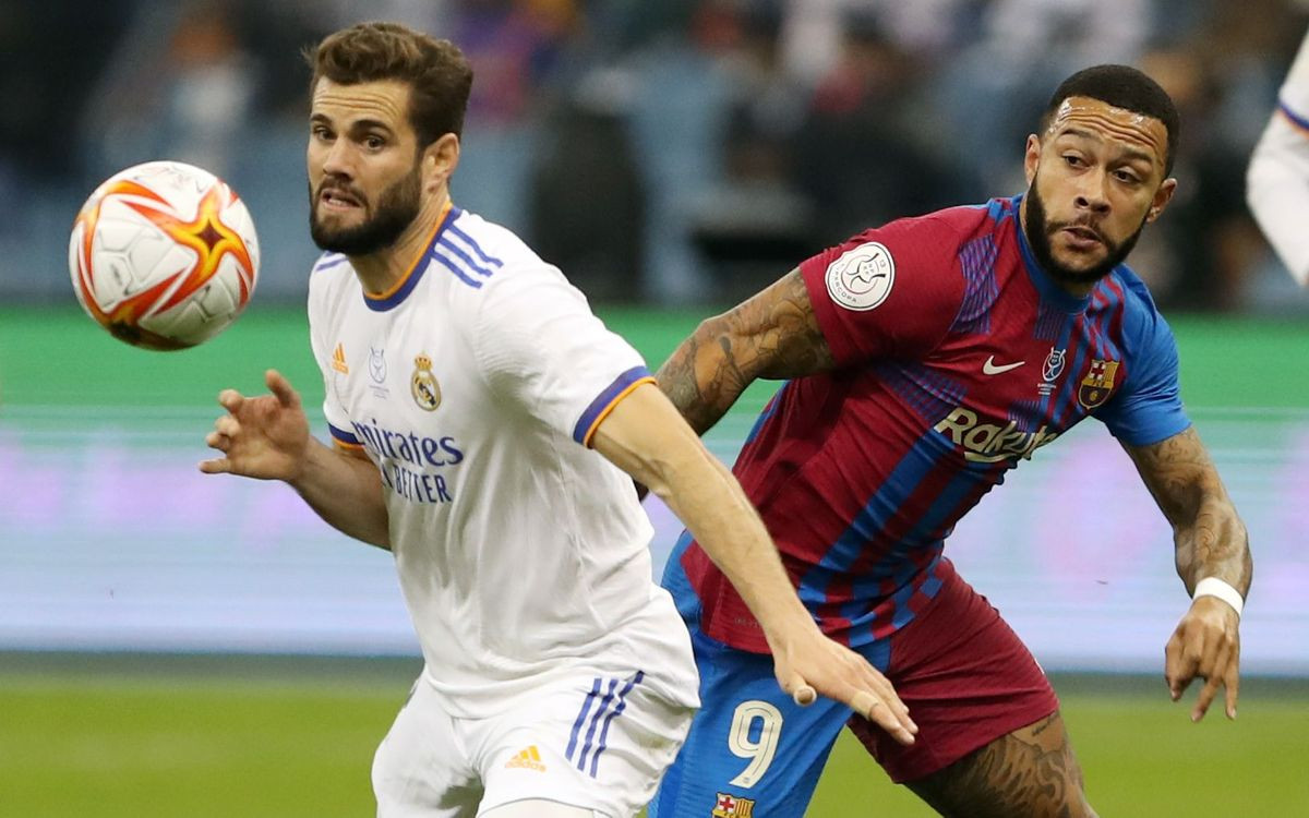 Memphis Depay pugna con Nacho, en el Barça-Real Madrid de la Supercopa / EFE