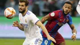 Memphis Depay pugna con Nacho, en el Barça-Real Madrid de la Supercopa / EFE