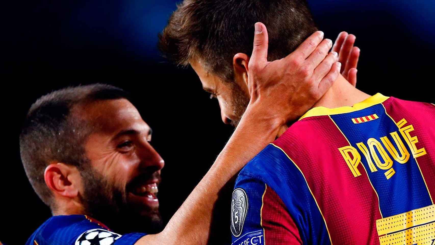 Jordi Alba felicita a Gerard Piqué por su gol al Dinamo de Kiev / EFE