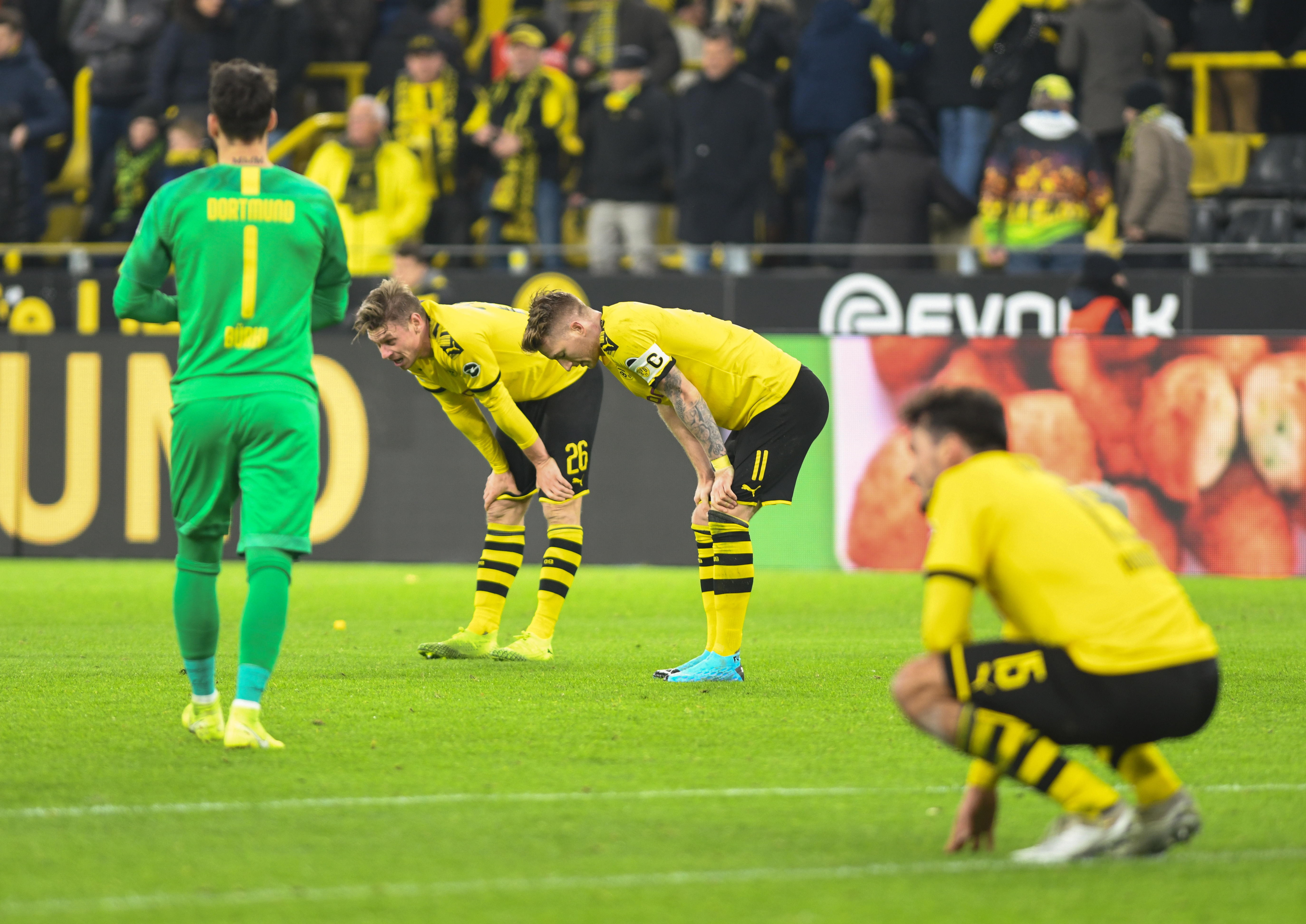 Los jugadores del Borussia Dortmund lamentando un gol del Paderborn / EFE