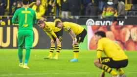 Los jugadores del Borussia Dortmund lamentando un gol del Paderborn / EFE