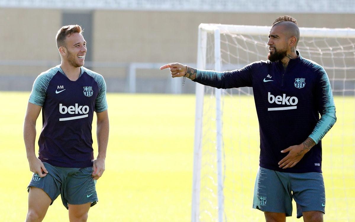 Arthur Melo y Arturo Vidal en un entrenamiento del Barça / FC Barcelona