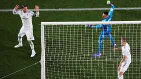 Sergio Ramos y Keylor Navas en la acción del gol de Malcom (1-1) / EFE