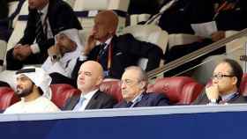El presidente del Real Madrid, Florentino Pérez (2-d), y el presidente de la FIFA, el suizo Gianni Infantino (2-i), presencian la semifinal del Mundial de Clubes disputada entre el Kashima Antlers japonés y el Real Madrid / EFE