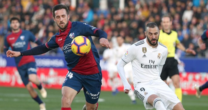 Benzema disputando el balón ante el Huesca / EFE