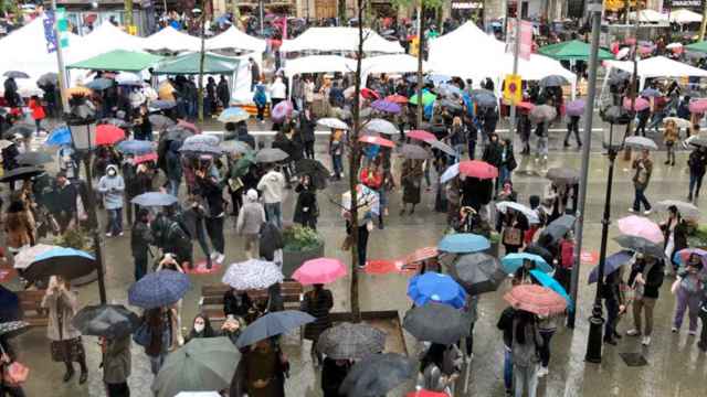 Paraguas en el paseo de Gràcia, delante de la Casa Batlló, por la granizada en Sant Jordi / GERARD MATEO - CG