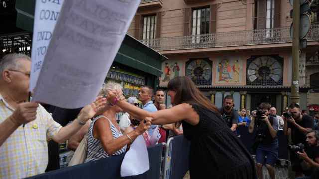 Laura Borràs saluda a los defensores de las teorías conspirativas que han increpado a las víctimas del 17A / LUÍS MIGUEL AÑÓN