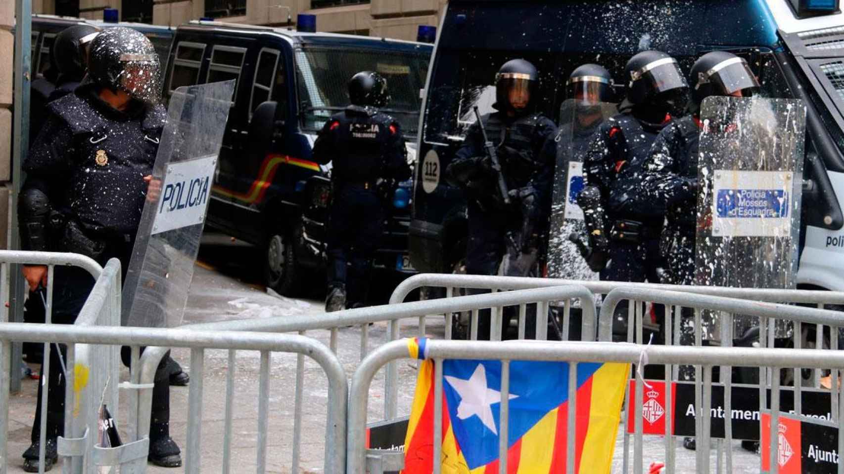 Amenazas de independentistas a la Policía y los Mossos d'Esquadra frente a la Jefatura de Via Laietana / CG