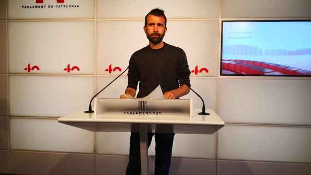 El secretario tercero de la Mesa del Parlament y diputado de la CUP, Pau Juvillà, en rueda de prensa en el Parlament / EUROPA PRESS