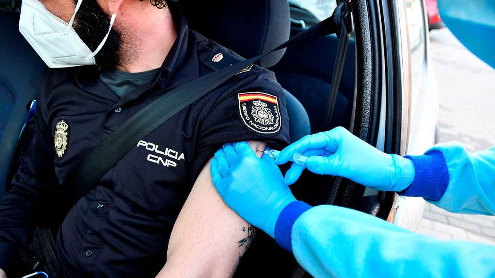 Un miembro de la Policía Nacional recibe una vacuna / EFE