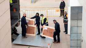 Operarios cargan un camión con obras de arte del Museo de Lleida para trasladarlas a la diócesis de Barbastro-Monzón (Huelva) / EFE
