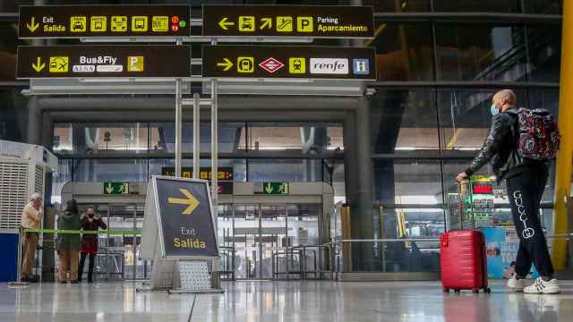 Un turista llega a un aeropuerto de España en plena restricción al viaje / EP