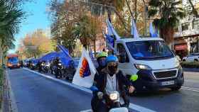 Desfile de coches que participan en la concentración en favor del castellano / AEB