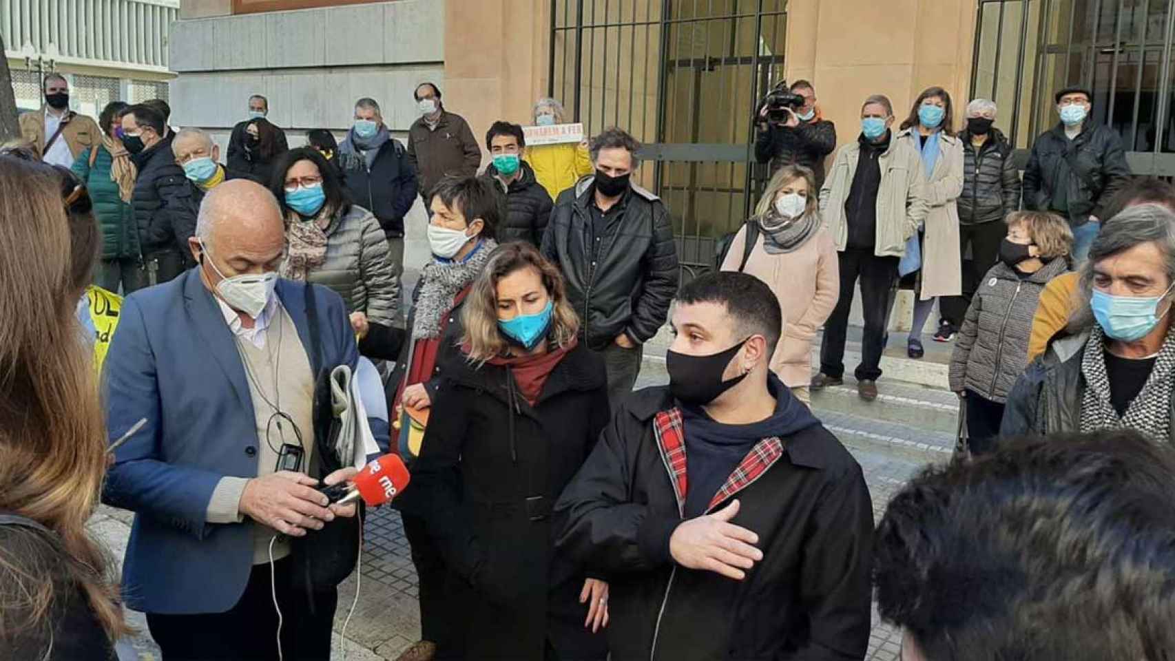 Protesta de simpatizantes y dirigentes de la CUP ante el juzgado de Tarragona / @cupnacional (TWITTER)