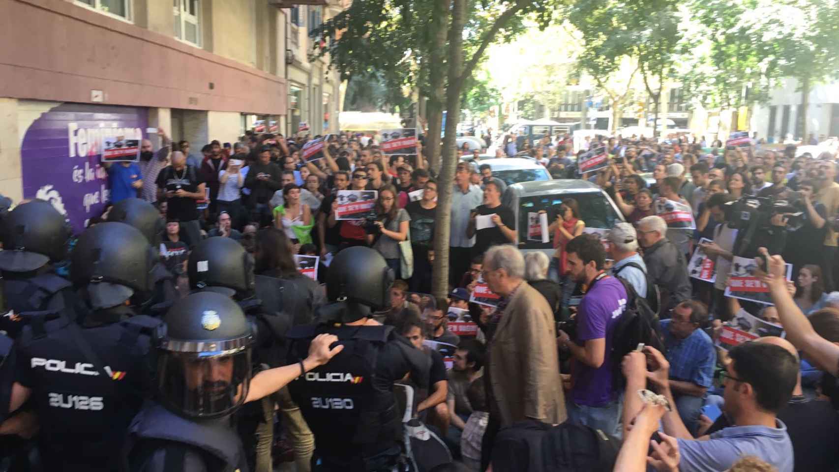 Intervención de la Policía Nacional en la sede de la CUP de la calle Casp de Barcelona / CG