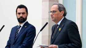 Quim Torra (d) durante su toma de posesión como presidente de la Generalitat es observado por Roger Torrent, presidente del Parlament / CG