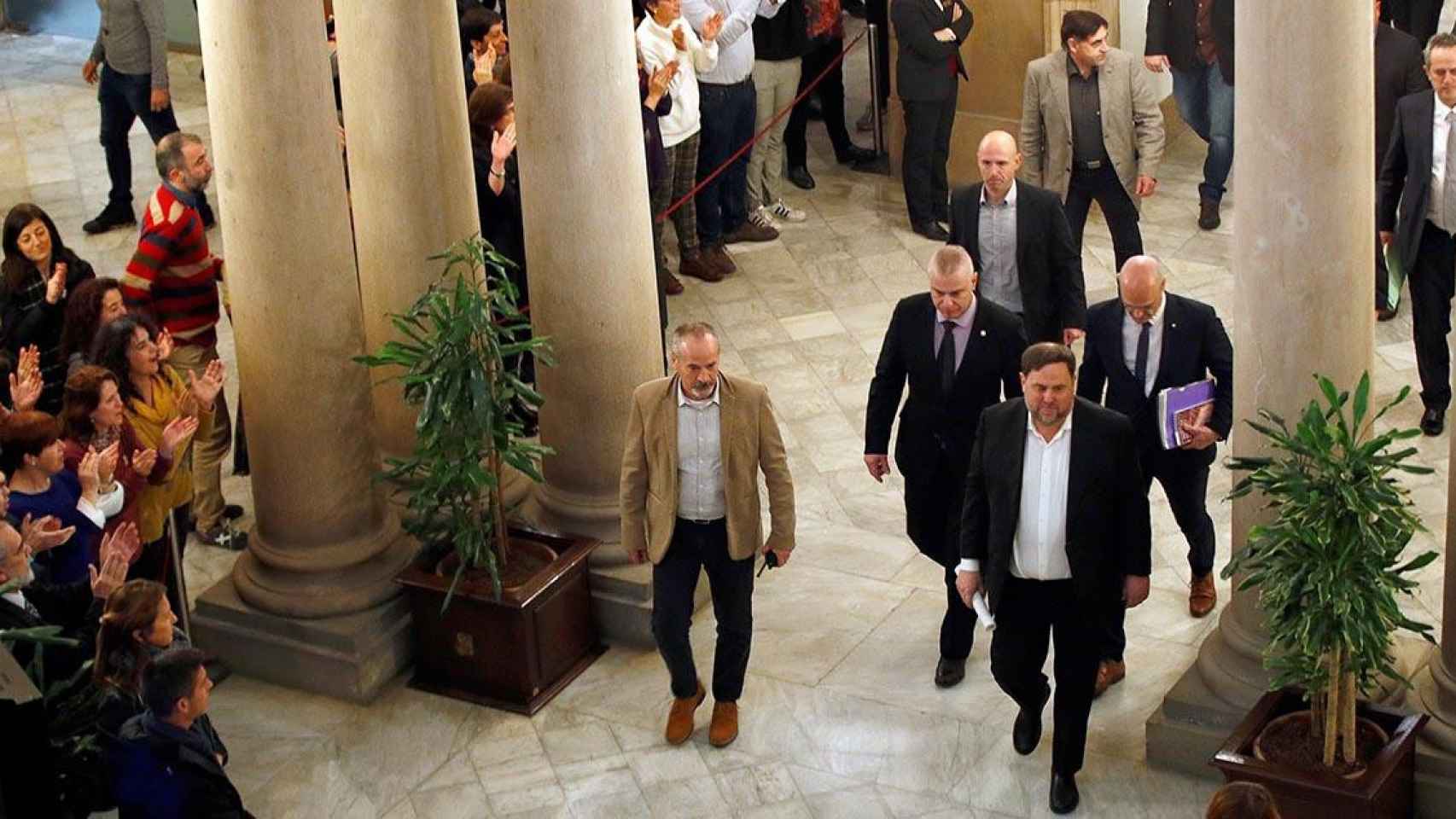 Los presos independentistas Oriol Junqueras , Raul Romeva y Joaquim Forn llegan al Parlament / EFE