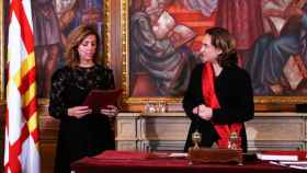 Ada Colau (d), alcaldesa de Barcelona, con Francina Vila, nueva concejal de JxCat en el consistorio / AjBCN