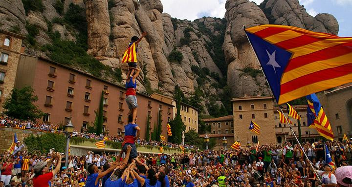 Castellers y banderas independentistas ante el Monasterio de Montserrat / CG